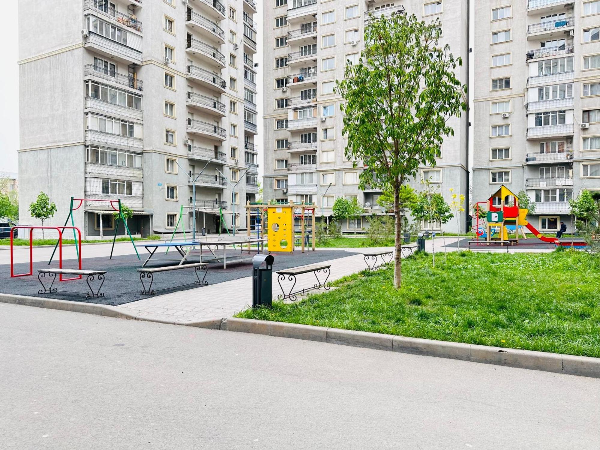 Квартира Для Большой Семьи Almaty Eksteriør bilde